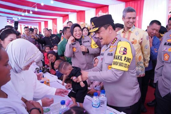 Cegah Stunting, Polri Salurkan 339 Paket Bantuan Makanan Bergizi di Riau - JPNN.COM