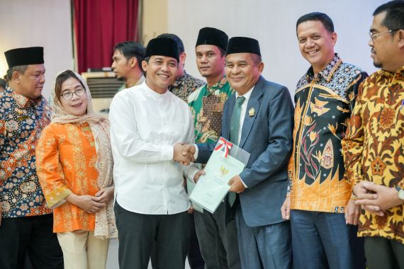 Bagikan Sertifikat Muhammadiyah di Pekanbaru, Wamen ATR: Kerja Nyata Segalanya - JPNN.COM