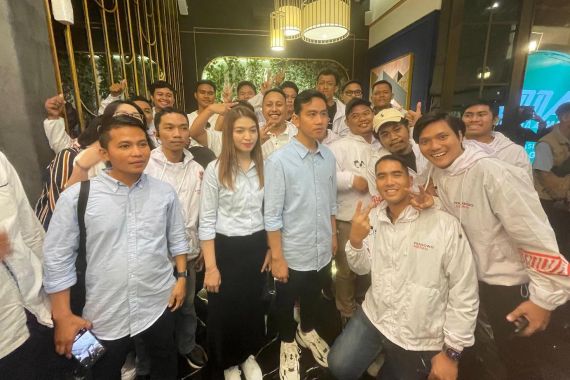 Relawan Prabowo – Gibran Gelar Jalan Sehat Satu Putaran, Ribuan Warga Makassar Antusias - JPNN.COM
