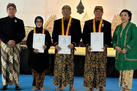 Rektor UT Diberi Gelar Kanjeng Raden Arya dari Keraton Surakarta Hadiningrat  - JPNN.COM