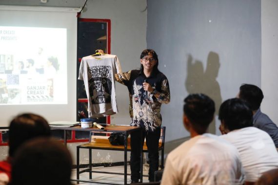 Saat Sukarelawan Ganjar Berikan Pelatihan Sablon kepada Milenial Surabaya - JPNN.COM