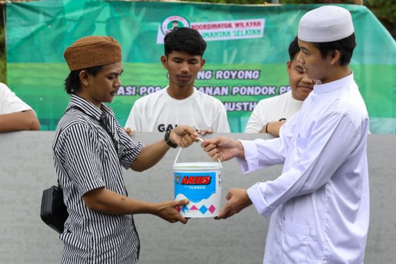 Santri Dukung Ganjar Kalsel Bantu Renovasi Pos Jaga Ponpes Raudhatul Musthofa - JPNN.COM