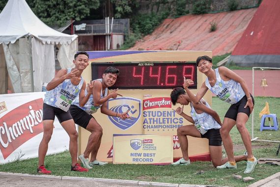 Tim SMK Muhammadiyah 1 Ajibarang Juara Estafet 4x100 Meter Putra, Pecahkan Rekor Nasional - JPNN.COM