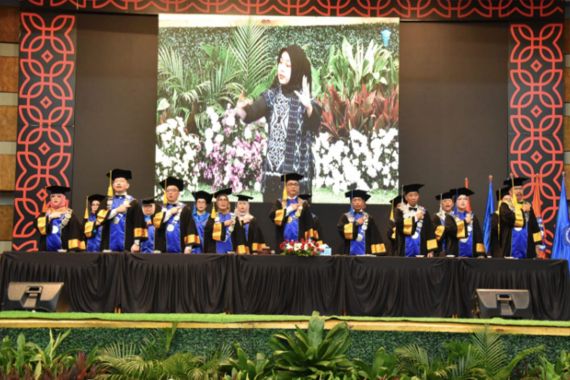 USNI Lepas Ratusan Wisudawan, Lahirkan Calon Wirausaha Muda di Era Digital - JPNN.COM