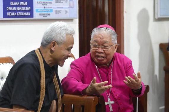 Ganjar Kunjungi Uskup Agung Merauke, Langsung Akrab, Berdiskusi Bahas Pemilu & Papua - JPNN.COM