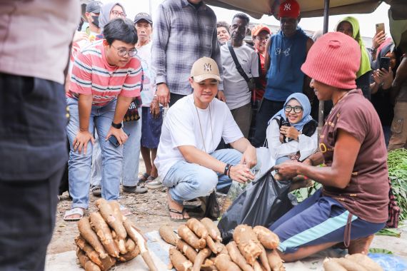 Blusukan di Pasar Youtefa, Kaesang Dapat Sambutan Meriah dari Pedagang - JPNN.COM