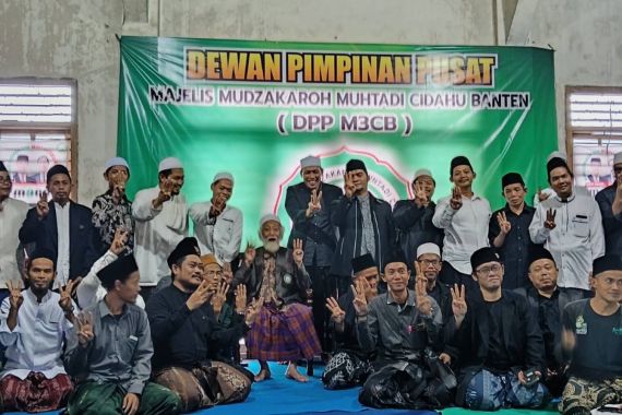 Ulama Karismatik Banten: Saya, Abuya Muhtadi Mendukung Ganjar-Mahfud - JPNN.COM