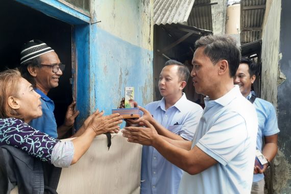 Kampanye Hari Pertama Prabowo-Gibran, Habiburokhman-Adnan Taufiq Bagi 30 Ribu Paket Susu - JPNN.COM