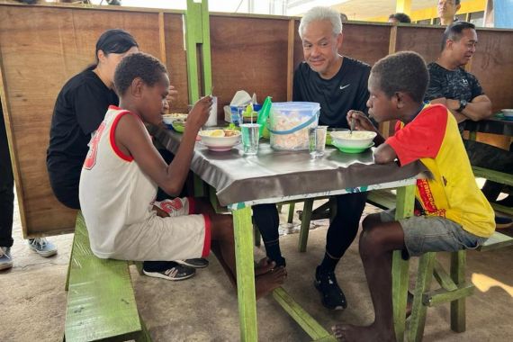 Ganjar & 2 Bocah Merauke Menikmati Sarapan di Warung Sederhana, Lina Gemetaran - JPNN.COM