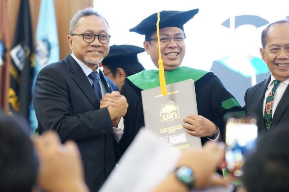Jadi Guru Besar UIN Jakarta, Burhanuddin Muhtadi Singgung Praktik Politik Uang - JPNN.COM