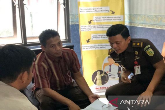 Bendahara Desa Tersangka Korupsi, Kantor Kejari Sampang Digeruduk Massa - JPNN.COM
