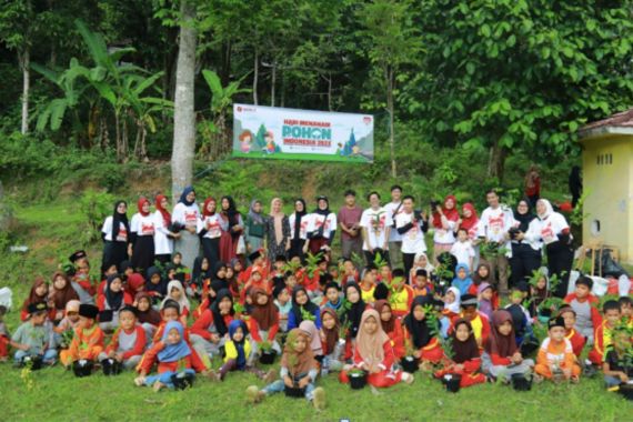 SiCepat Ekspres & ISBANBAN Foundation Beri Edukasi Lingkungan Sejak Dini Lewat Tanam Pohon - JPNN.COM