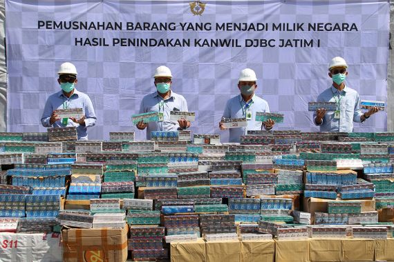 Bea Cukai Musnahkan Jutaan Batang Rokok Ilegal Hasil Penindakan di Jawa Timur - JPNN.COM