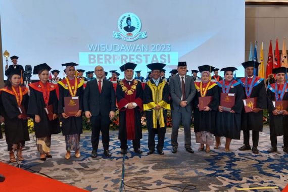 Hadiri Acara Wisuda Mahasiswa UBK 2023, Mahfud MD Soroti Penegakan Hukum dan Ketidakadilan - JPNN.COM