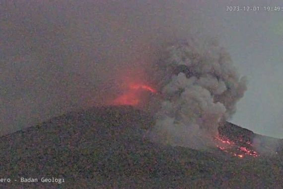 Malam Ini Gunung Merapi Muntahkan Awan Panas Guguran 2 Kali - JPNN.COM