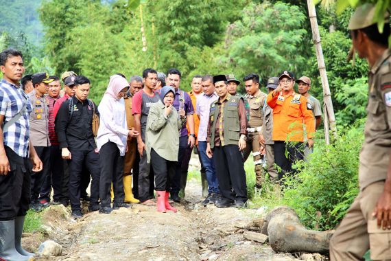 Tinjau Banjir di Aceh Tenggara, Mensos Risma Serahkan Santunan hingga Ajak Warga Kerja Bakti - JPNN.COM