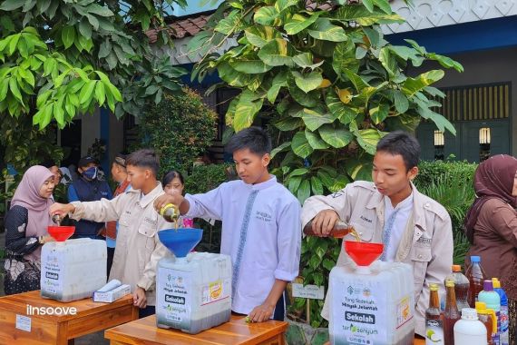 Jumat Berkah Sedekah Minyak Jelantah di SMPN 249 Jakarta, Keren - JPNN.COM