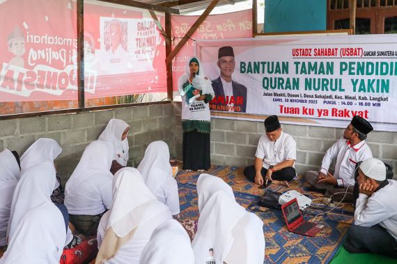 Ustaz Sahabat Ganjar Berikan Bantuan Penunjang Belajar Untuk TPQ Nurul Yaqin - JPNN.COM