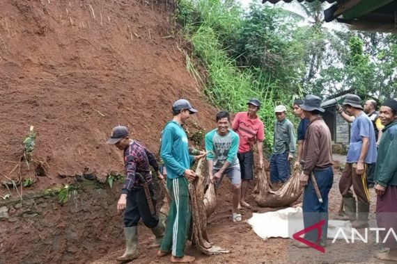 6 Kampung di Desa Cianaga Sukabumi Diterjang Longsor - JPNN.COM