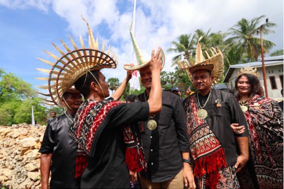 Kunjungi Wilayah Paling Selatan Indonesia, Ganjar Dianugerahi Gelar ‘Yang Mulia Funu Keu’ - JPNN.COM