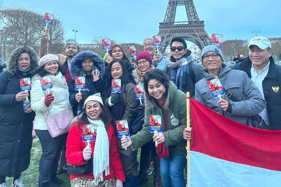 Berkumpul di Menara Eiffel, WNI di Prancis Gelar 'Paris Menyapa Ganjar-Mahfud' - JPNN.COM