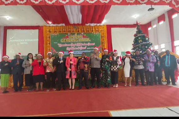 Gerbang Natal jadi Pintu Menuju Kedamaian di Kabupaten Puncak - JPNN.COM