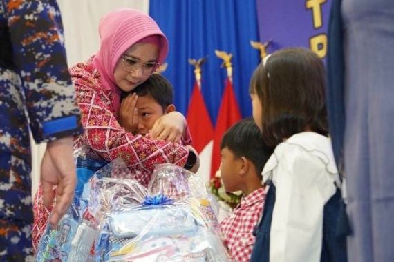 Istri Jenderal Bintang Dua Menangis saat Memeluk Putra Brigadir Jimmy Arif - JPNN.COM