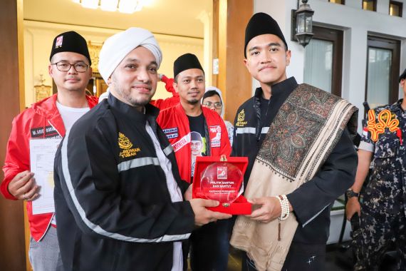 Habib Hussein Titipkan Kiswah untuk Jokowi kepada Kaesang - JPNN.COM