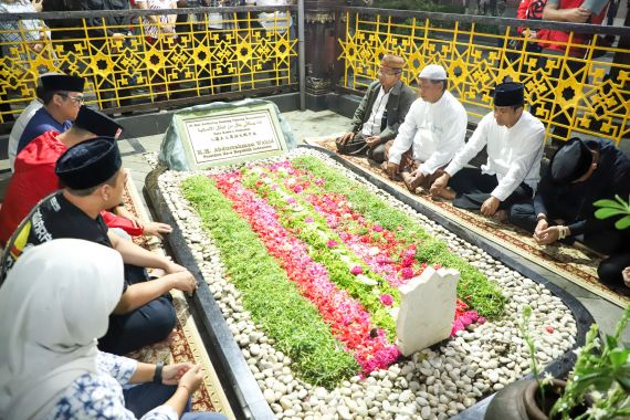 Hormati Guru Bangsa, Kaesang Berziarah ke Makam Gus Dur - JPNN.COM