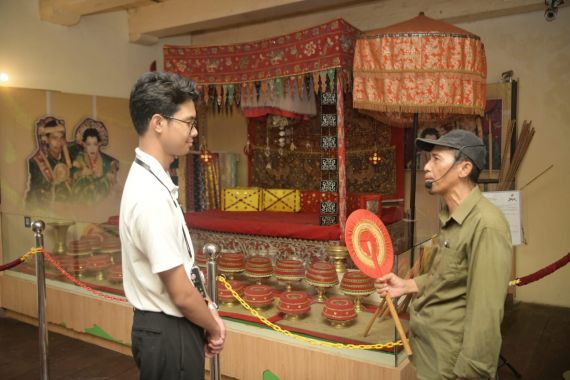 Alam Ganjar Bersama Mahasiswa & Influencer Sambangi Fort Rotterdam Makassar - JPNN.COM