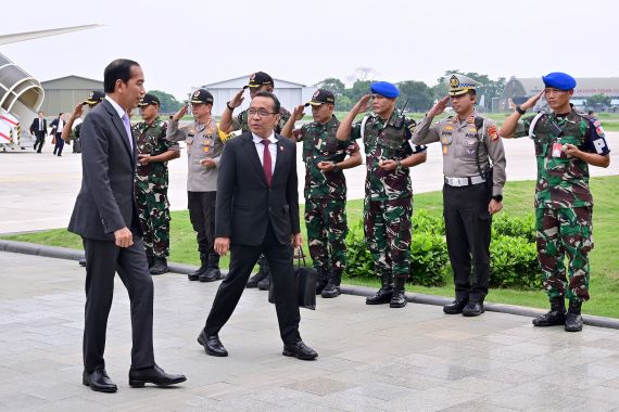 Jokowi Tiba di Indonesia, Lihat Siapa Menteri yang Mendampingi - JPNN.COM