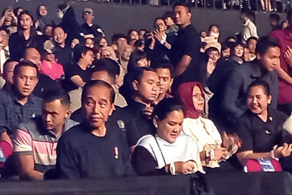Pak Jokowi & Bu Iriana Tonton Konser NOAH, Lagu Topeng Jadi Pembuka - JPNN.COM