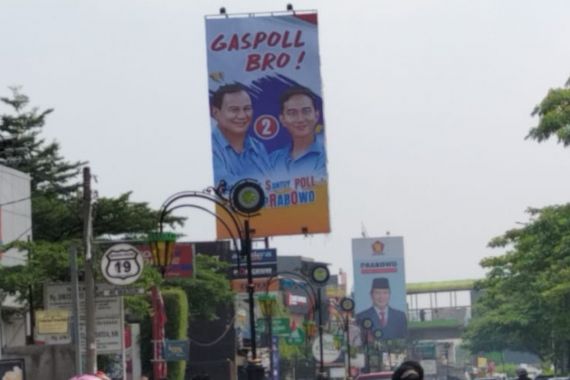Billboard Gaspoll Bro! Prabowo-Gibran di Depok Dinilai Kekinian, Disukai Anak Muda - JPNN.COM