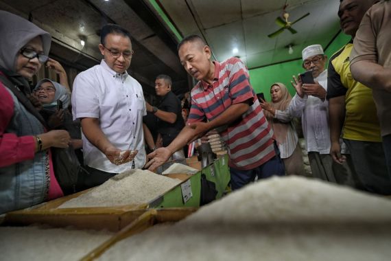Datangi Pasar Baru Karawang, Anies Baswedan Didoakan Para Pedagang - JPNN.COM