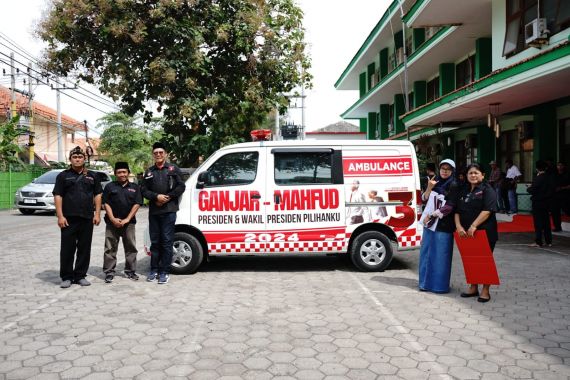 Sahabat Ganjar Serahkan Ambulance untuk Ponpes Nurul Jadid di Probolinggo - JPNN.COM