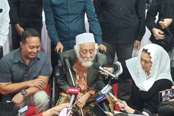Bukan Pendukung Prabowo, Abuya Muhtadi Datangi Markas TPN demi Ganjar-Mahfud - JPNN.COM