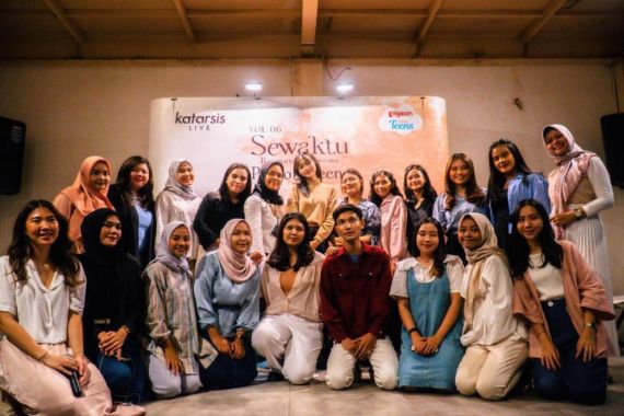 Sewaktu Bermusik bersama Pigeon Teens Bagikan Skincare kepada Pengunjung - JPNN.COM