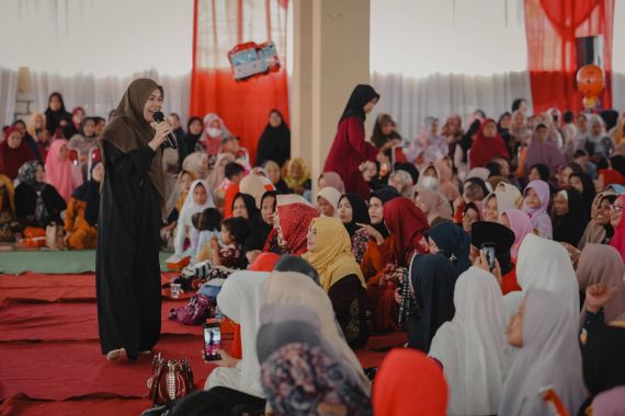 Siti Atikoh Ajak Mak-Mak di Ponpes Gelar Cianjur Bergerak Memenangkan Ganjar - JPNN.COM