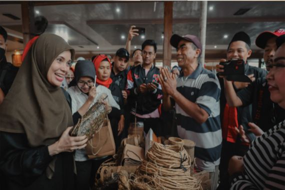 Bertemu Pelaku UMKM Bandung Barat, Atikoh Kagumi Produk Gula Stevia - JPNN.COM