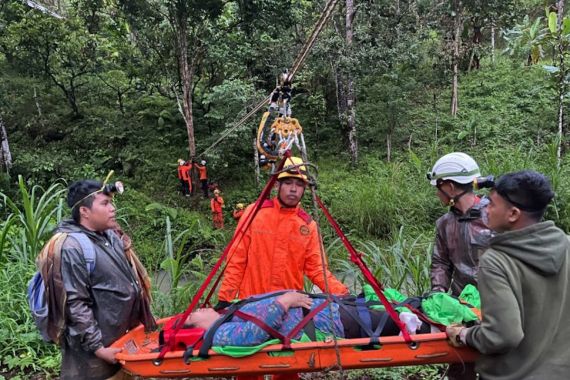 Terjebak 2 Hari di Hutan, Pasutri Ini Dievakuasi Basarnas Mamuju, Begini Kondisinya - JPNN.COM