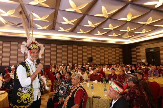 Sakral, Ganjar Pranowo Jadi Warga Kehormatan Suku Dayak - JPNN.COM