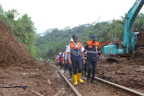 Material Longsor Disingkirkan, Dua Jalur Rel Purwokerto-Cirebon Sudah Dapat Dilalui - JPNN.COM