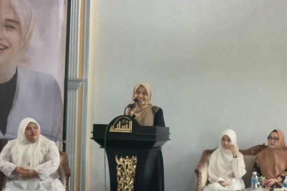 Saat Santriwati Ikuti Siti Atikoh Menyanyikan Lagu Menuntut Ilmu di Ponpes Darussalam - JPNN.COM