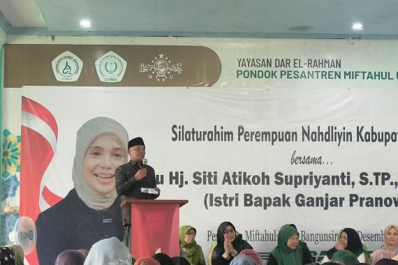 Pimpinan Ponpes Miftahul Ulum Sudah Gerilya 5 Bulan untuk Ganjar, Sebarkan Buku Saku - JPNN.COM