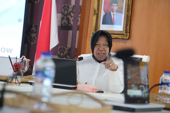 Mensos Risma Tegaskan Kemensos Tak Lagi Salurkan Bansos Sembako Berupa Barang Sejak 2021 - JPNN.COM