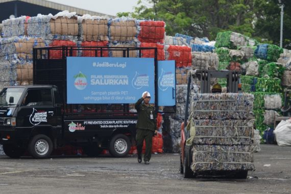Le Minerale Serahkan 5 Mobil Tambahan Penjemputan Plastik & Galon PET ke POPI Tangerang - JPNN.COM