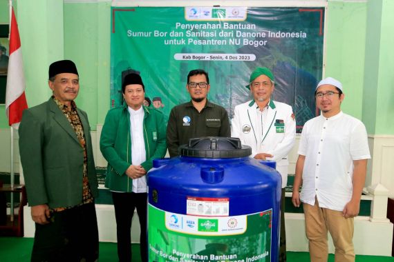 Atasi Krisis Air Bersih-Sanitasi Layak, Danone Indonesia Beri Bantuan untuk 9 Pesantren di Bogor - JPNN.COM