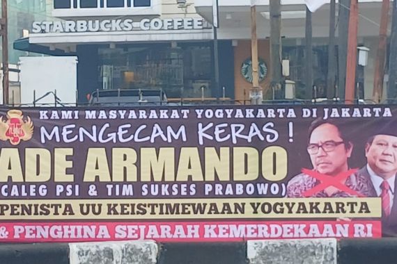 Waduh! Ada Spanduk Ade Armando Penista UU Keistimewaan Yogyakarta di Jakarta - JPNN.COM