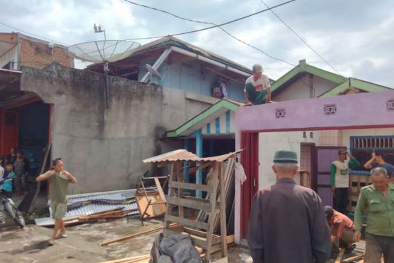 11 Rumah Warga Rejang Lebong Rusak Diterjang Angin Puting Beliung - JPNN.COM