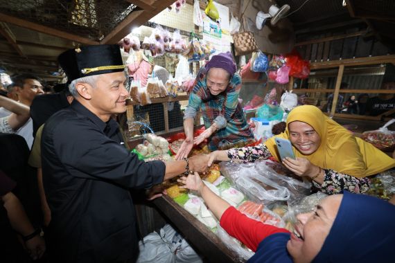 Warga Samarinda Tumpah Ruah Sambut Kedatangan Ganjar di Pasar Segiri, Tuh Lihat! - JPNN.COM